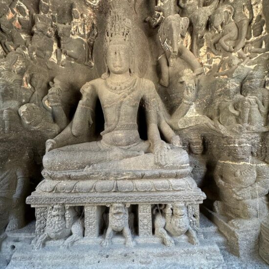 Statue du dieu indien-dans les grottes dAjanta