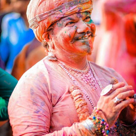 un homme célébrant Holi