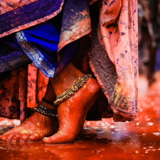 pieds de jeunes femmes en couleur