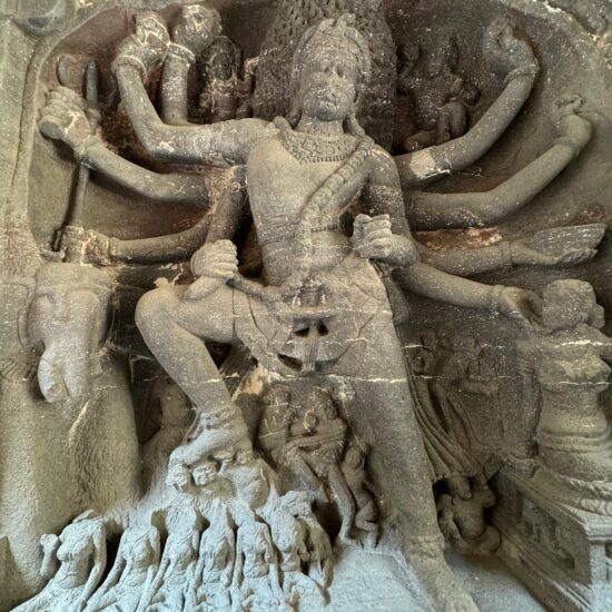 Statue du dieu indien-dans les grottes dAjanta