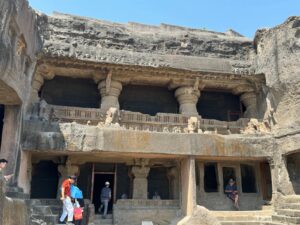 touriste dans grottes-dAjanta