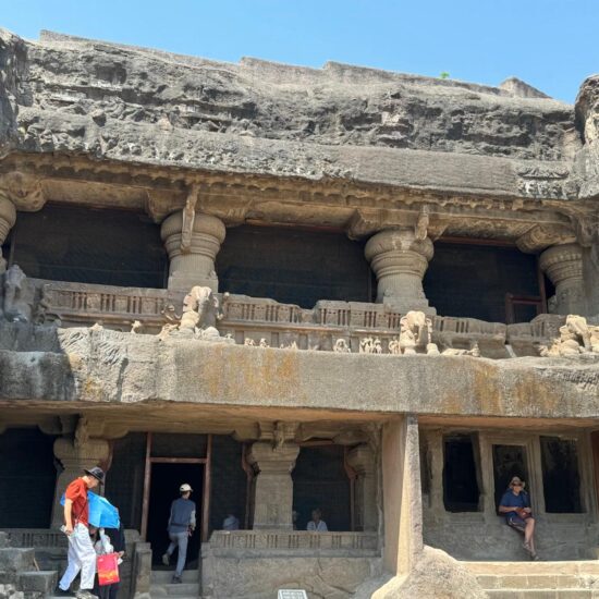 touriste dans grottes-dAjanta