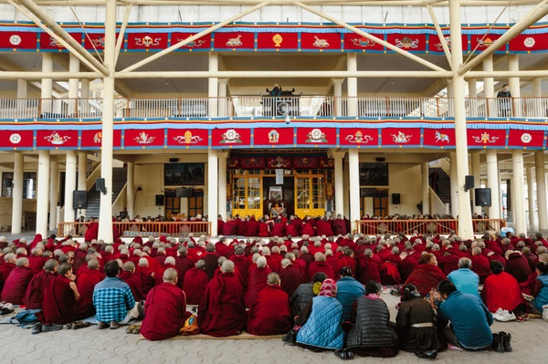 Méditer dans un monastère bouddhiste à Dharamsala